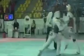 Võ sĩ đột ngột ngã ngửa ngay trên sân đấu