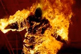 Tưới xăng, ôm bình ga định chết với người tình