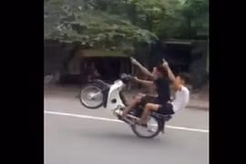 Quái xế liều mình thả tay, bốc đầu xe máy 
