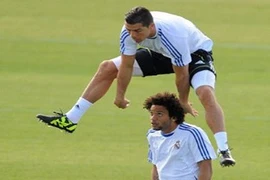 Hài hước Marcelo bị Ronaldo nhảy qua đầu