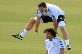 Hài hước Marcelo bị Ronaldo nhảy qua đầu