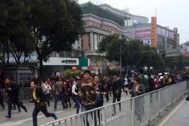 60 người đuổi chém 2 người