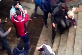 Người biểu tình bị đánh vỡ đầu ở Ukraine