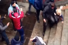 Người biểu tình bị đánh vỡ đầu ở Ukraine