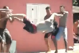 Trai trẻ gãy lưng vì bị bạn ném “hụt” xuống bể bơi