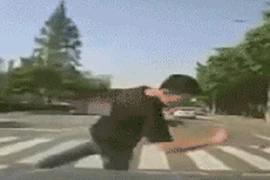 Ảnh động: Lao vào ôtô... ăn vạ (77)