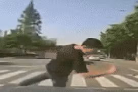 Ảnh động: Lao vào ôtô... ăn vạ (77)