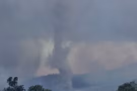 Cận cảnh núi lửa phun trào, "đẻ" ra hàng loạt lốc xoáy
