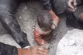 Tay không điên cuồng bới gạch đá cứu sống bé trai 