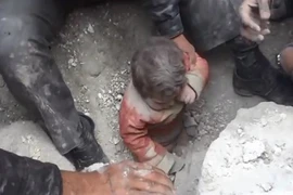 Tay không điên cuồng bới gạch đá cứu sống bé trai 