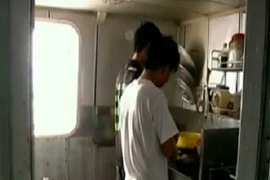 Nhà bếp chật chội trên tàu cảnh sát biển Việt Nam