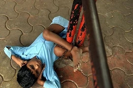 Bà xích chân cháu để đi bán hàng rong