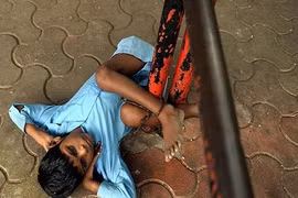 Bà xích chân cháu để đi bán hàng rong