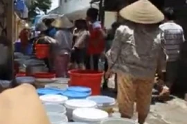 Chen chân mua nước sạch giá cắt cổ giữa Thủ đô