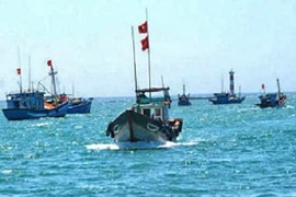 Ngư dân hạ thủy nhiều tàu cá công suất lớn ra khơi