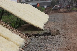 Làng miến “bẩn” Hà Nội: xài hóa chất đổi màu, chỉ bán... không ăn