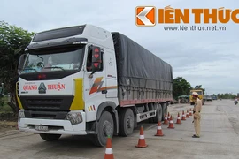 Tasco vừa làm vừa "phá" QL 1A vì xe quá tải