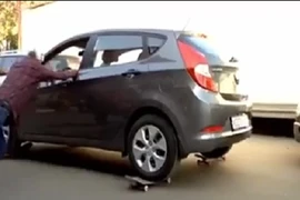 Cách lùi xe siêu "bá đạo"