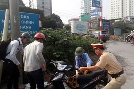 Nằm bất động bên đường, người đàn ông được CSGT cứu giúp