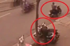 Đạo chích vờ nghe điện thoại bẻ khóa xe SH