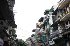 Zoom nhà phố cổ HN vượt 3 tầng... dễ bị “chém ngọn“