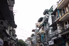 Zoom nhà phố cổ HN vượt 3 tầng... dễ bị “chém ngọn“