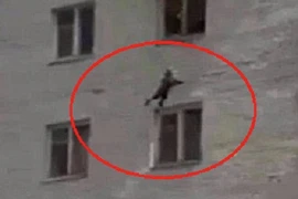 Mẹ ném con từ tầng 4 xuống đất khỏi đám cháy