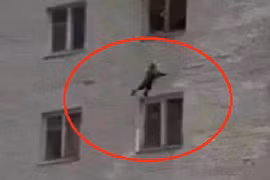 Mẹ ném con từ tầng 4 xuống đất khỏi đám cháy