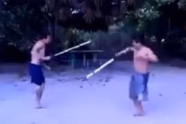 Hai chàng lùn "xếp hình" dằn mặt thanh niên cứng