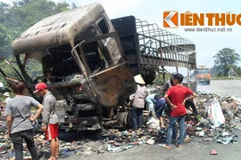 Xe tải chở 2 tấn hàng bị cháy trơ khung sắt