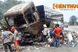 Xe tải chở 2 tấn hàng bị cháy trơ khung sắt