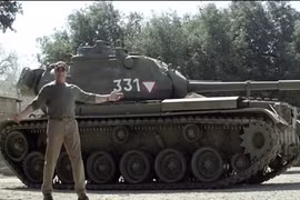 “Kẻ hủy diệt” Arnold Schwarzenegger mua xe tăng nghiền nát ô tô