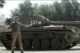 “Kẻ hủy diệt” Arnold Schwarzenegger mua xe tăng nghiền nát ô tô