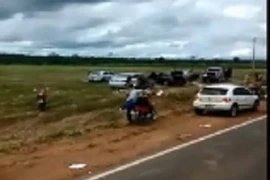 Xe tải chở TV lật đổ, người dân thi nhau hôi của