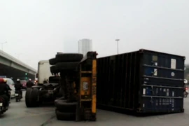 Xe container đang đi bỗng dưng đổ ra đường