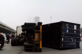 Xe container đang đi bỗng dưng đổ ra đường