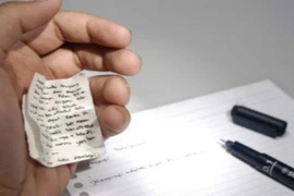 Giám thị chóng mặt với muôn chiêu gian lận của sĩ tử