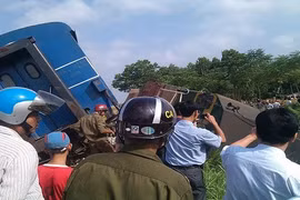 Phú Thọ: Tàu hỏa đâm trực diện xe tải, một người chết