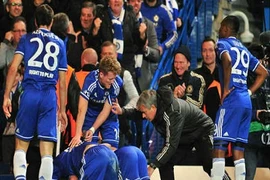 Mourinho lao như điên vào sân ăn mừng cùng học trò