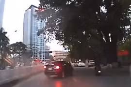 Ô tô đánh võng như “điên” trên đường Hà Nội