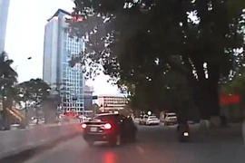 Ô tô đánh võng như “điên” trên đường Hà Nội