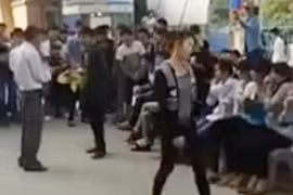 Nam sinh tỏ tình gây náo loạn, thầy giáo phải can thiệp