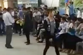 Nam sinh tỏ tình gây náo loạn, thầy giáo phải can thiệp