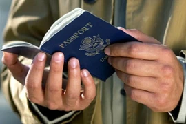 Công nghệ làm hộ chiếu giả và giao dịch sốc ở chợ đen 