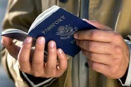 Công nghệ làm hộ chiếu giả và giao dịch sốc ở chợ đen 