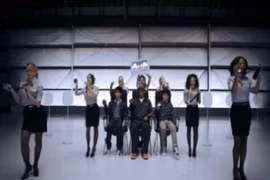 Tiếp viên nhảy trên máy bay hướng dẫn cách bay an toàn