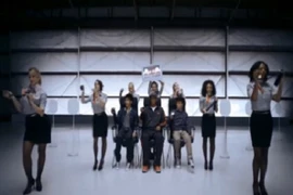 Tiếp viên nhảy trên máy bay hướng dẫn cách bay an toàn