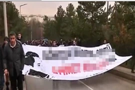 Sinh viên biểu tình phản đối mở đường cao tốc