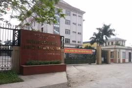 Hai học sinh đánh thầy giáo dập mũi ngay cổng trường HN