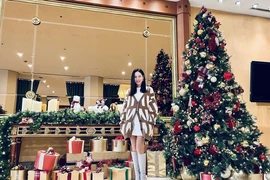 Son Ye Jin khoe góc decor Giáng sinh vô cùng ấm cúng